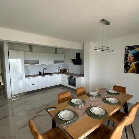 Hill Apartment *